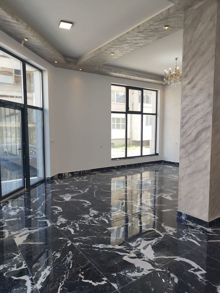 Ново, ъглово помещение на партер в кв. Българка, с големи витрини - 0