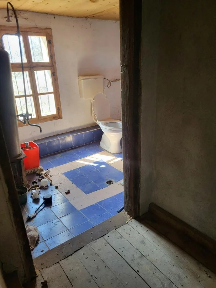 Dorf Zaichari neues Haus zur Fertigstellung und ein weiteres 120 Jahre altes an 2 Etagen-0 Dorf Zaichari: ein neues Haus, das noch fertiggestellt werden muss, und ein weiteres 120 Jahre altes, zweistöckiges Haus – 0