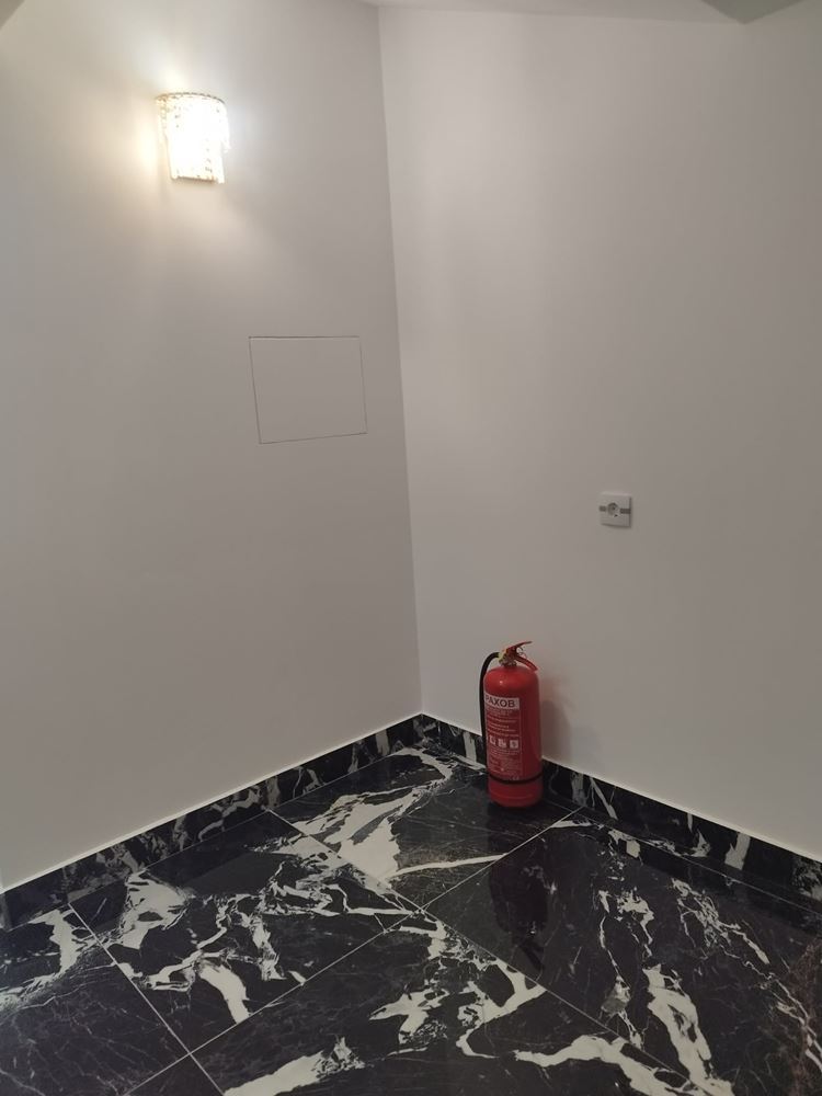 Ново, ъглово помещение на партер в кв. Българка, с големи витрини - 0