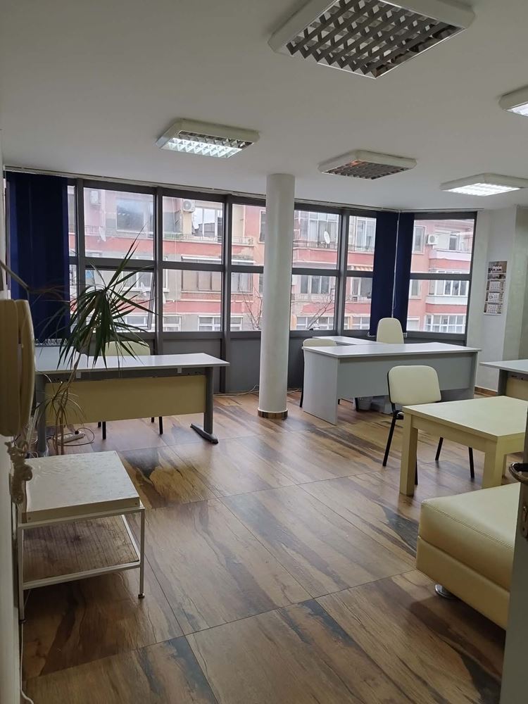 бул. Хаджи Димитър, Напълно обзаведен и ремотиран офис в офис сграда - 0