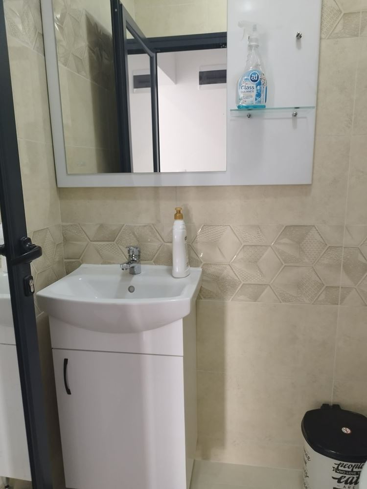 Ново, ъглово помещение на партер в кв. Българка, с големи витрини - 0