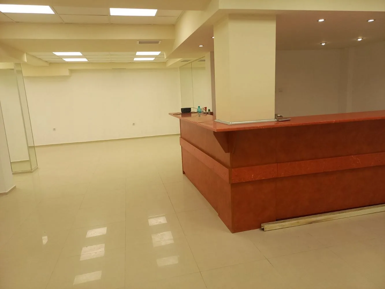 Aşağıya inen basamaklarla 150 metrekarelik ideal merkez oda-0 Merkezin tam kalbinde, 150 m² alana sahip, aşağıya doğru merdivenli bir mekan - 0