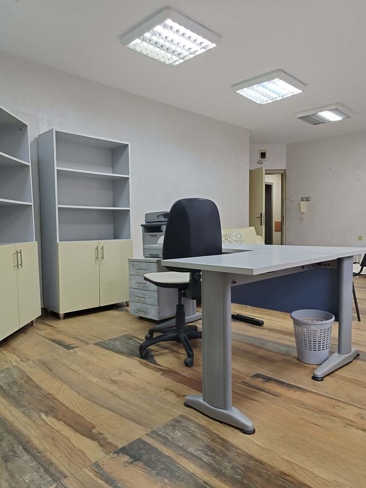 бул. Хаджи Димитър, Дава се под наем напълно обзаведен офис в офис сграда - 0