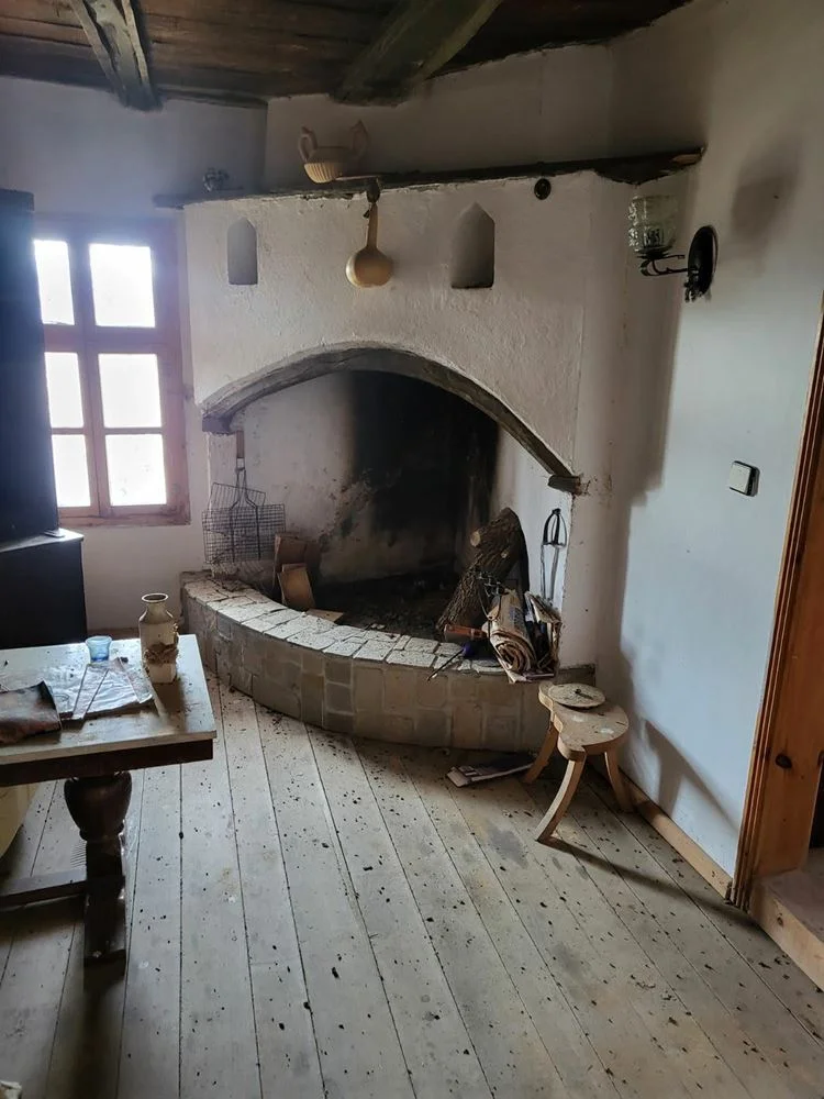 Dorf Zaichari neues Haus zur Fertigstellung und ein weiteres 120 Jahre altes an 2 Etagen-0 Dorf Zaichari: ein neues Haus, das noch fertiggestellt werden muss, und ein weiteres 120 Jahre altes, zweistöckiges Haus – 0