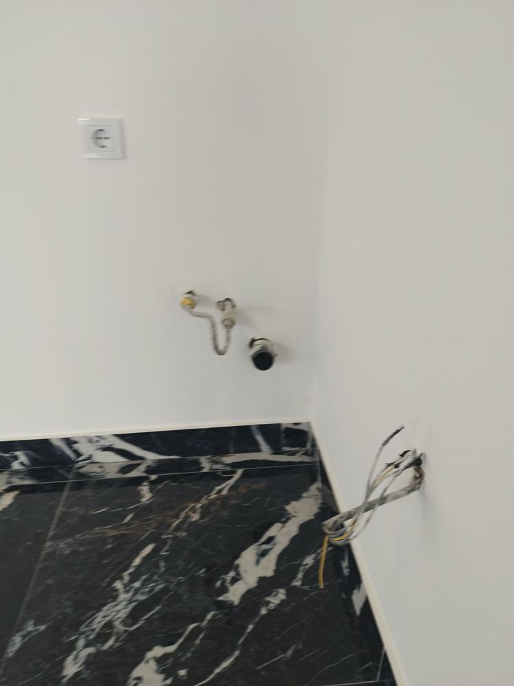 Ново, ъглово помещение на партер в кв. Българка, с големи витрини - 0