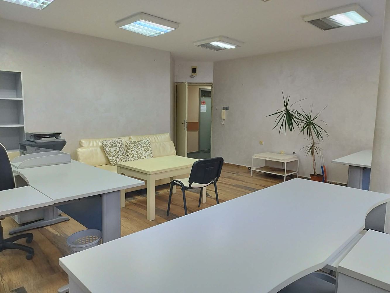 бул. Хаджи Димитър, Напълно обзаведен и ремотиран офис в офис сграда - 0