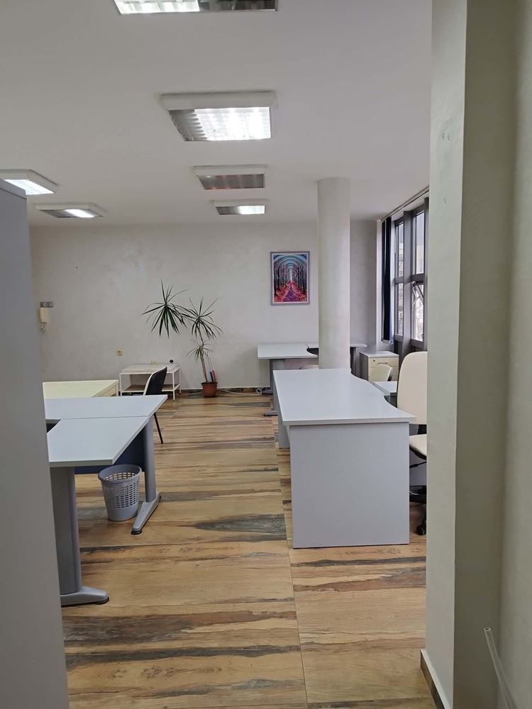 бул. Хаджи Димитър, Напълно обзаведен и ремотиран офис в офис сграда - 0