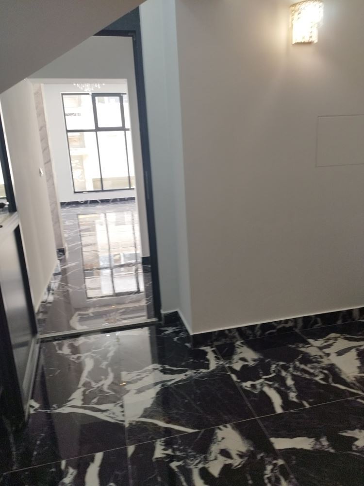 Ново, ъглово помещение на партер в кв. Българка, с големи витрини - 0