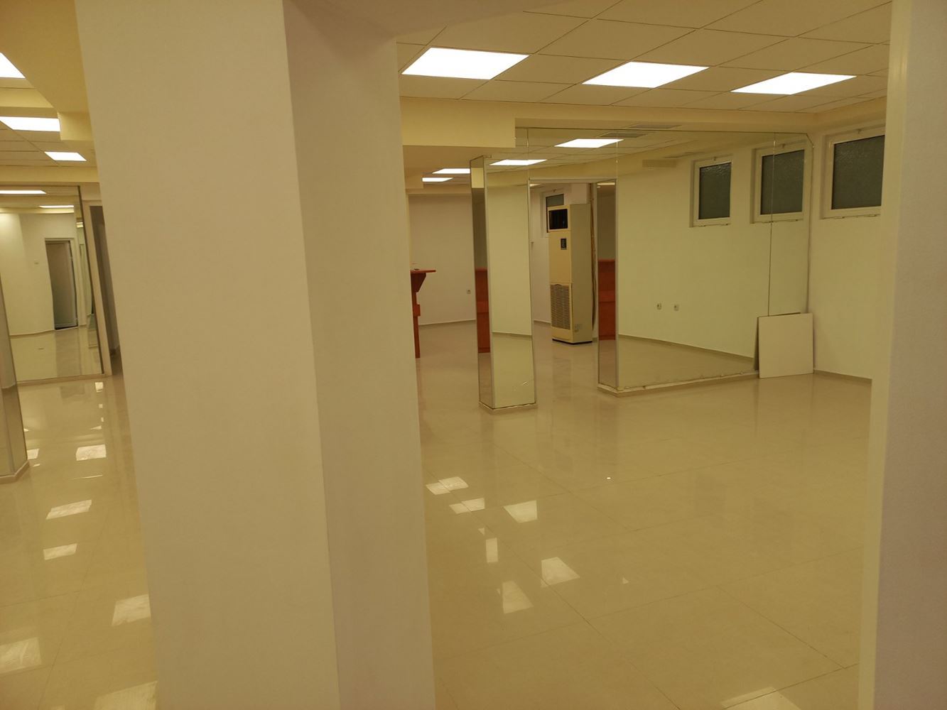 Идеален център помещение с площ 150 кв.м. със стъпала надолу - 0