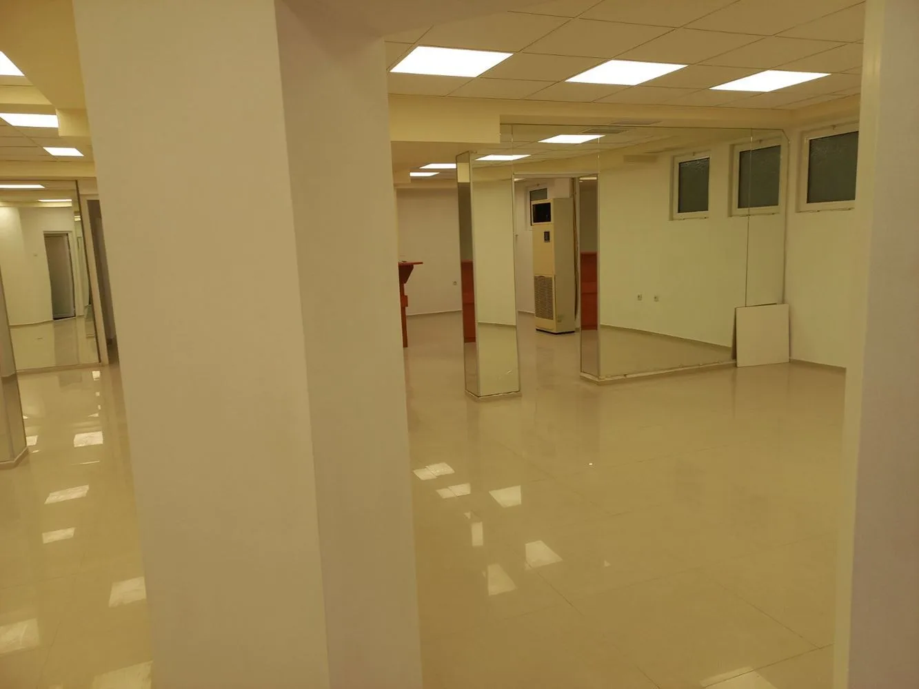 Aşağıya inen basamaklarla 150 metrekarelik ideal merkez oda-0 Merkezin tam kalbinde, 150 m² alana sahip, aşağıya doğru merdivenli bir mekan - 0