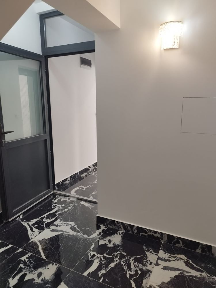 Ново, ъглово помещение на партер в кв. Българка, с големи витрини - 0