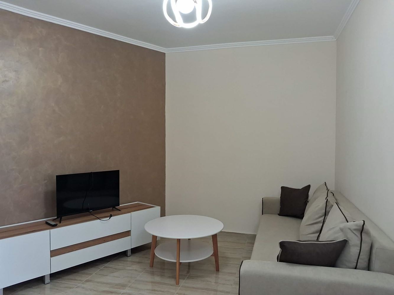 Център, Двустаен Апартамент, Първи Наематели - 0