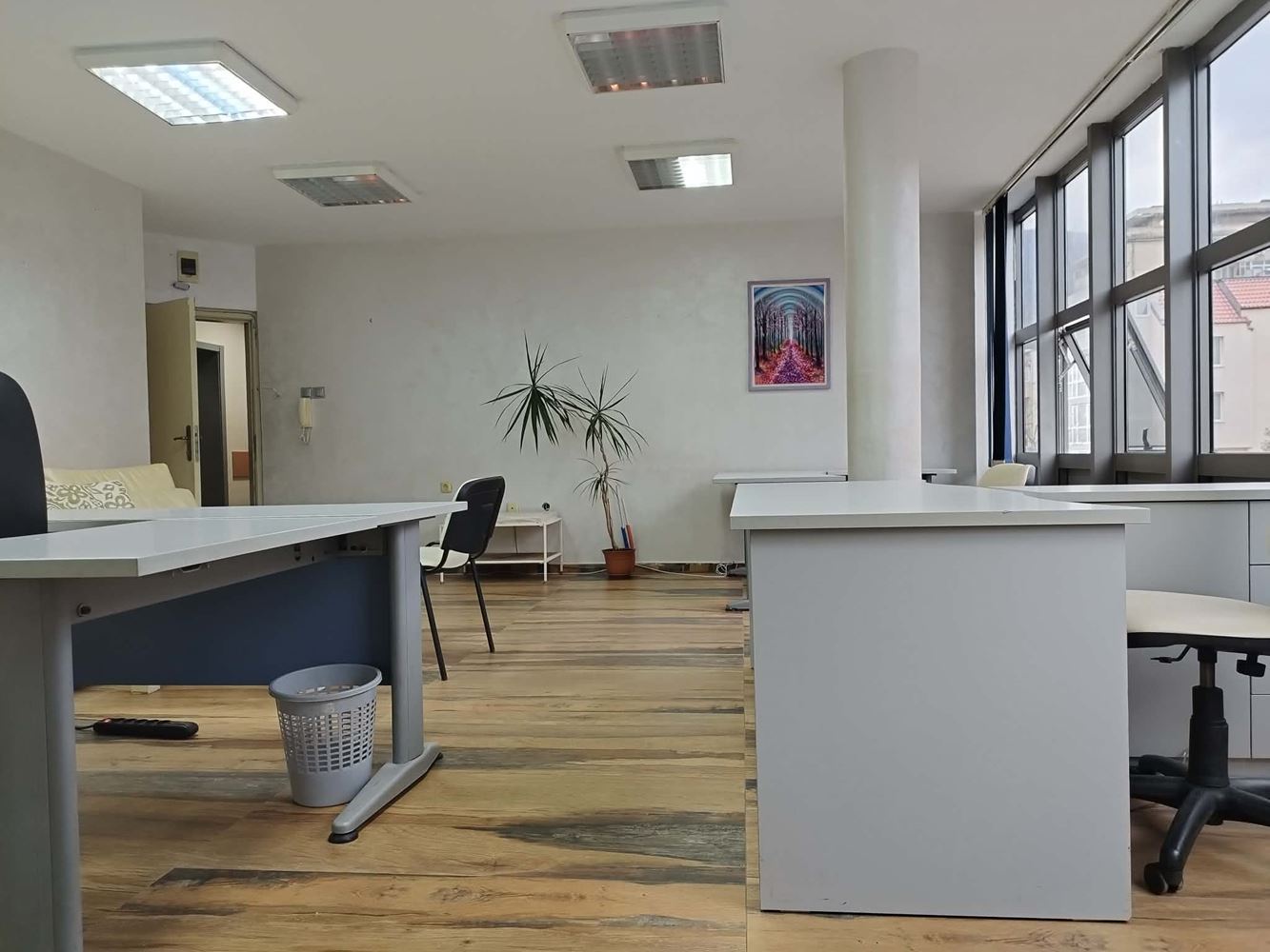 бул. Хаджи Димитър, Напълно обзаведен и ремотиран офис в офис сграда - 0