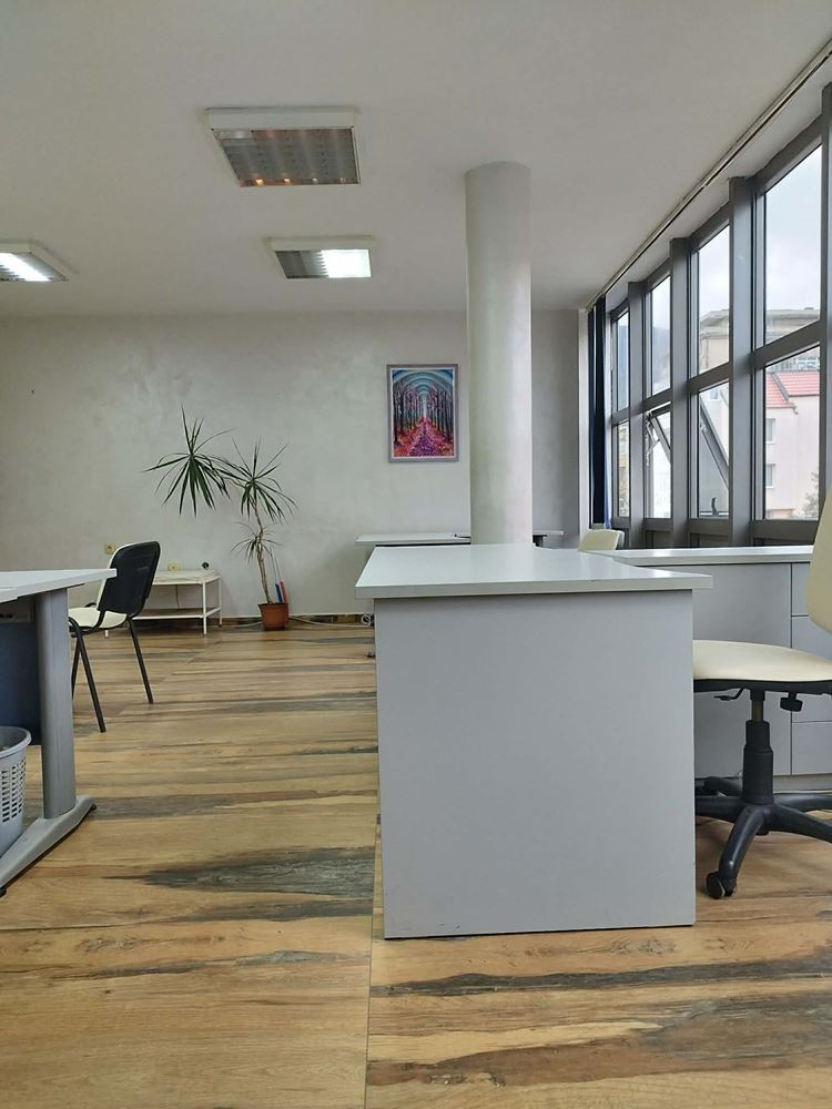 бул. Хаджи Димитър, Напълно обзаведен и ремотиран офис в офис сграда - 0