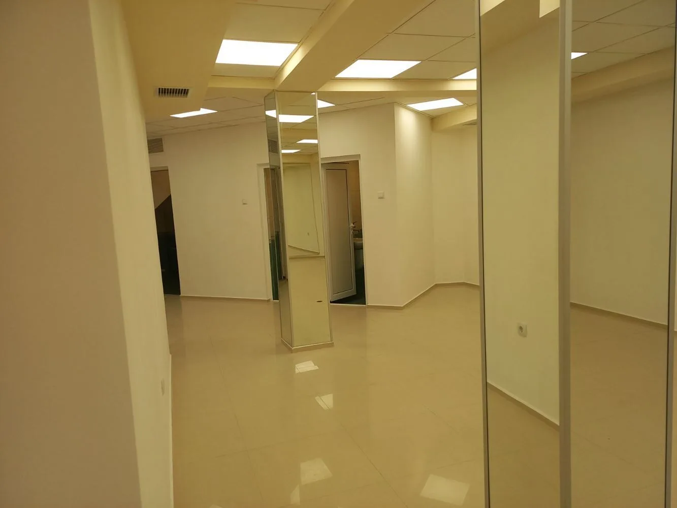 Aşağıya inen basamaklarla 150 metrekarelik ideal merkez oda-0 Merkezin tam kalbinde, 150 m² alana sahip, aşağıya doğru merdivenli bir mekan - 0