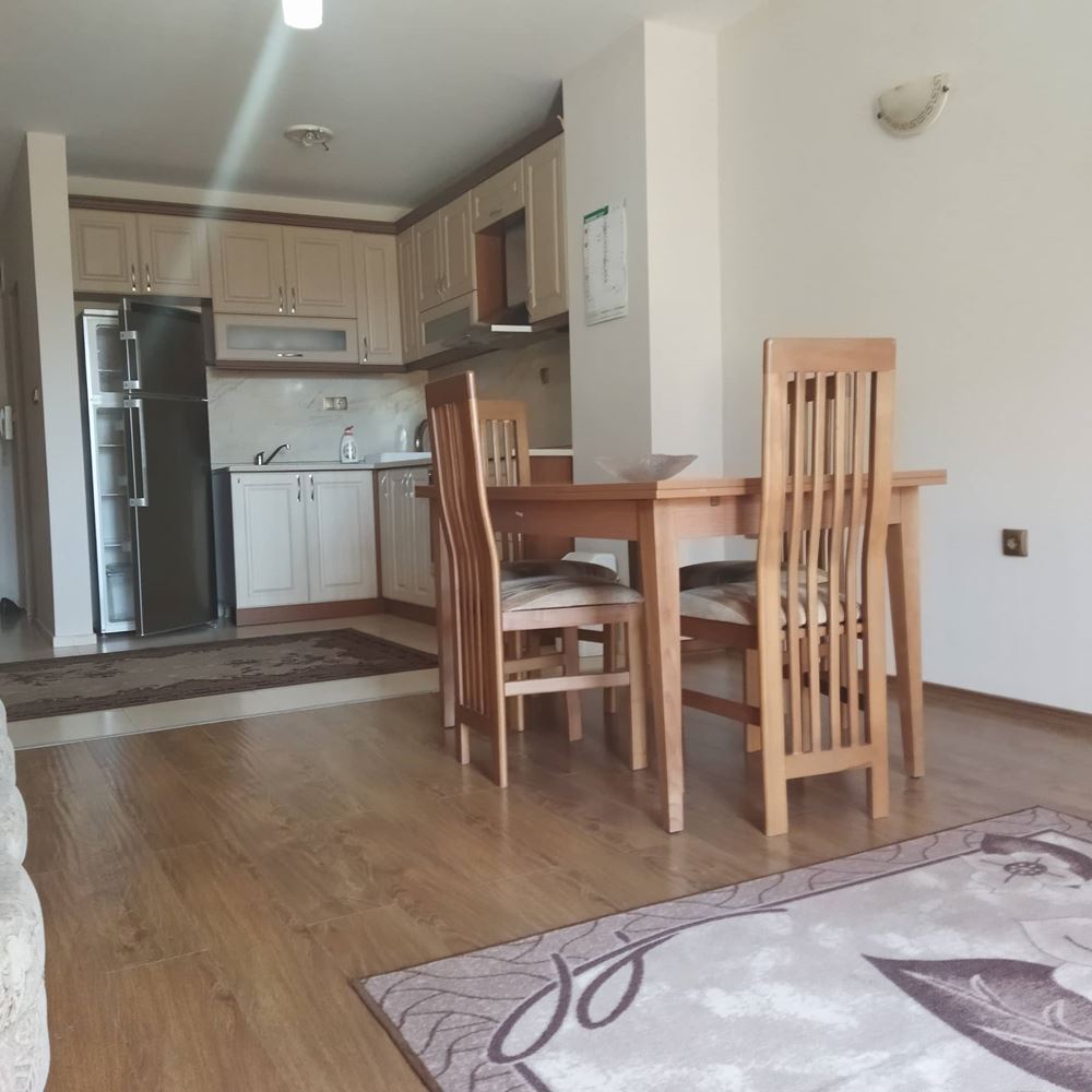 Център, тристаен, обзаведен с паркомясто - 0