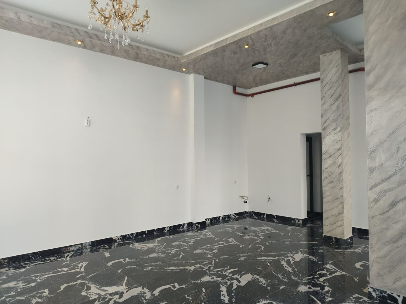 Ново, ъглово помещение на партер в кв. Българка, с големи витрини - 0