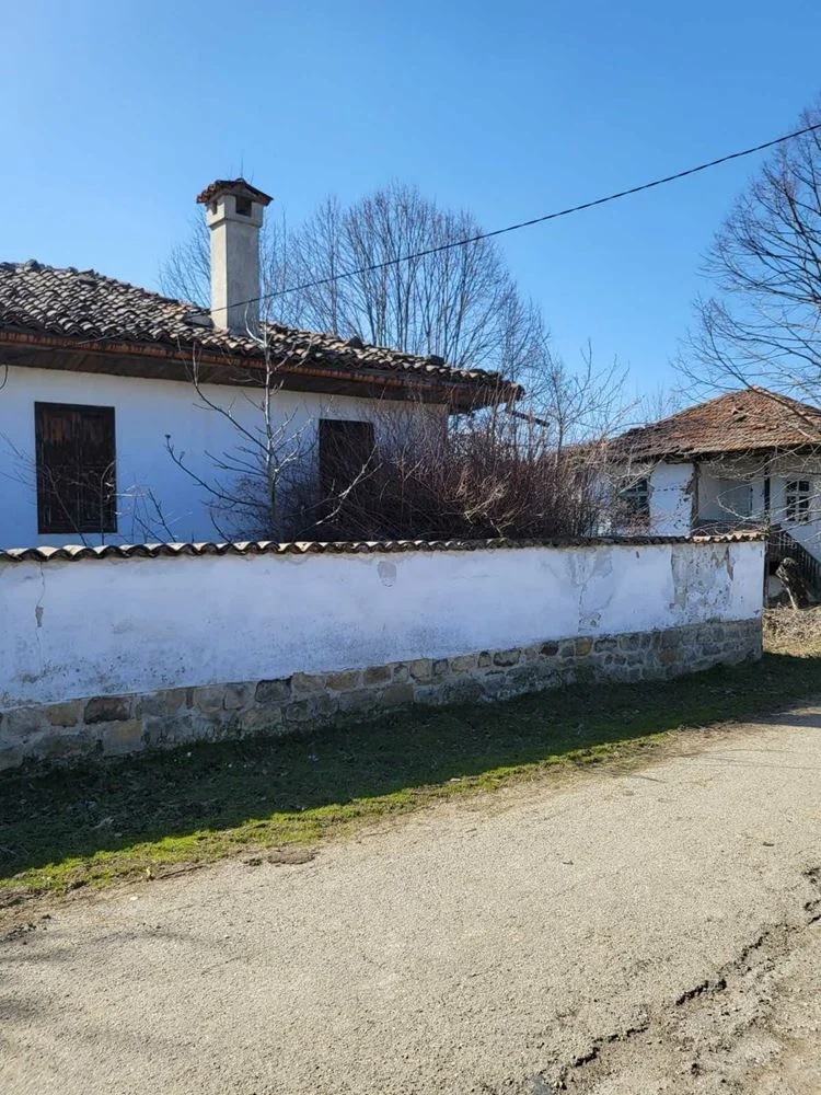 Dorf Zaichari neues Haus zur Fertigstellung und ein weiteres 120 Jahre altes an 2 Etagen-0 Dorf Zaichari: ein neues Haus, das noch fertiggestellt werden muss, und ein weiteres 120 Jahre altes, zweistöckiges Haus – 0