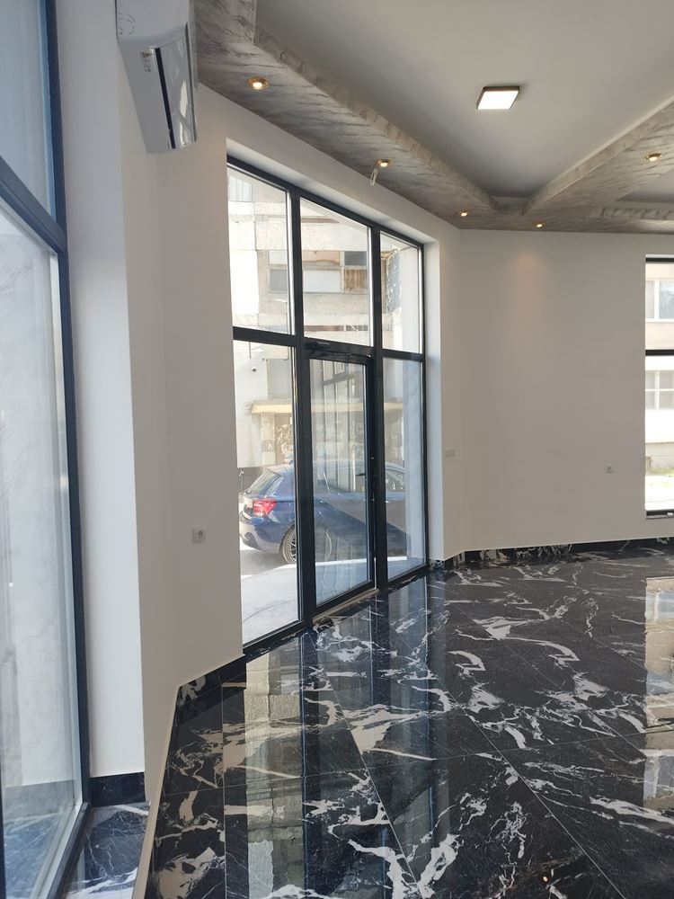 Ново, ъглово помещение на партер в кв. Българка, с големи витрини - 0