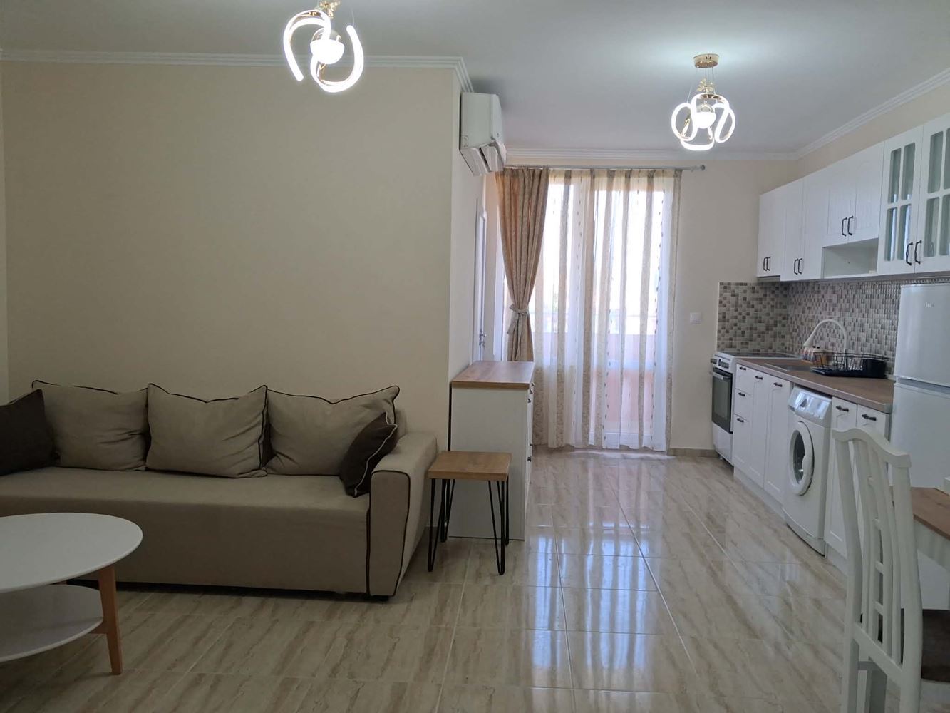 Център, Двустаен Апартамент, Първи Наематели - 0