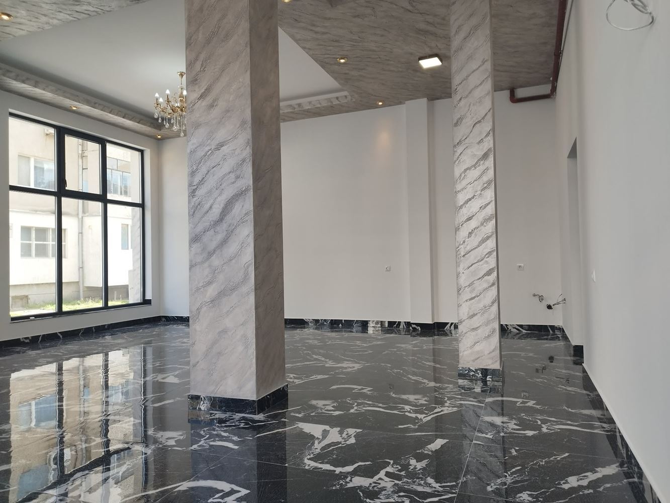 Ново, ъглово помещение на партер в кв. Българка, с големи витрини - 0