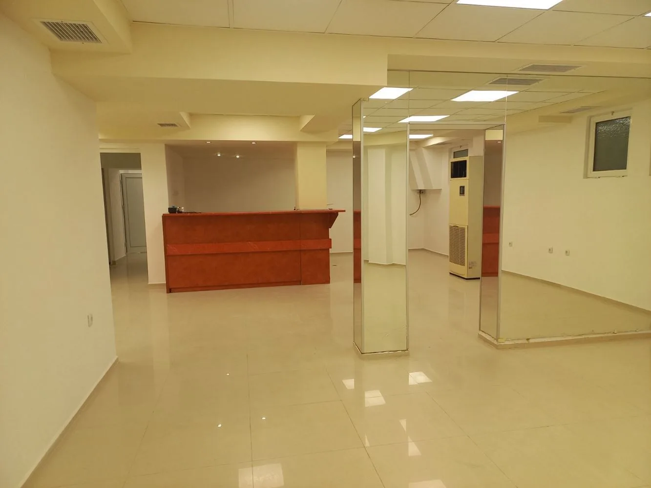 Aşağıya inen basamaklarla 150 metrekarelik ideal merkez oda-0 Merkezin tam kalbinde, 150 m² alana sahip, aşağıya doğru merdivenli bir mekan - 0