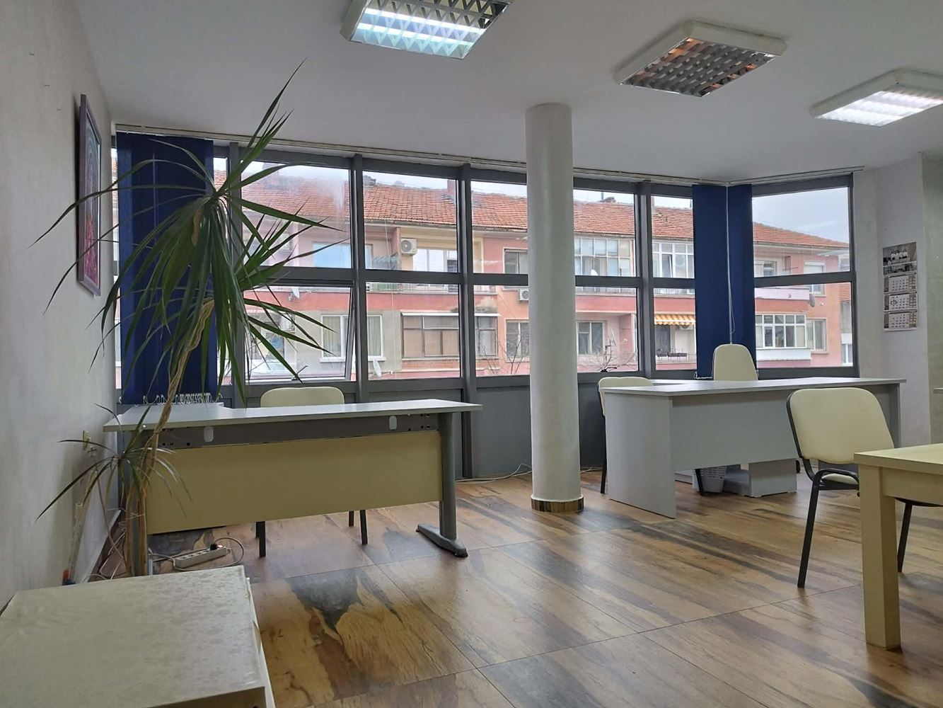 бул. Хаджи Димитър, Дава се под наем напълно обзаведен офис в офис сграда - 0