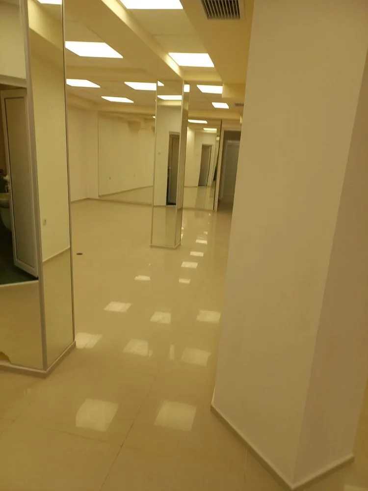 Aşağıya inen basamaklarla 150 metrekarelik ideal merkez oda-0 Merkezin tam kalbinde, 150 m² alana sahip, aşağıya doğru merdivenli bir mekan - 0