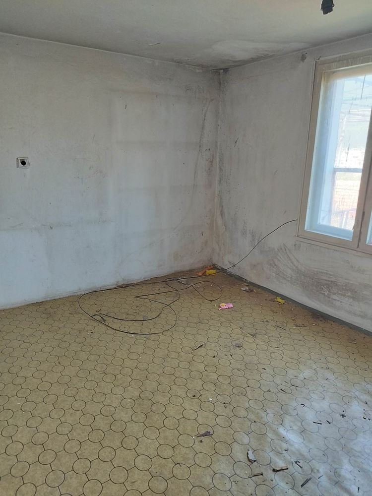 кв. ”КЛУЦОХОР” - продава тухлена къща с двор - 0