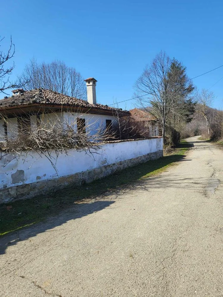 Dorf Zaichari neues Haus zur Fertigstellung und ein weiteres 120 Jahre altes an 2 Etagen-0 Dorf Zaichari: ein neues Haus, das noch fertiggestellt werden muss, und ein weiteres 120 Jahre altes, zweistöckiges Haus – 0