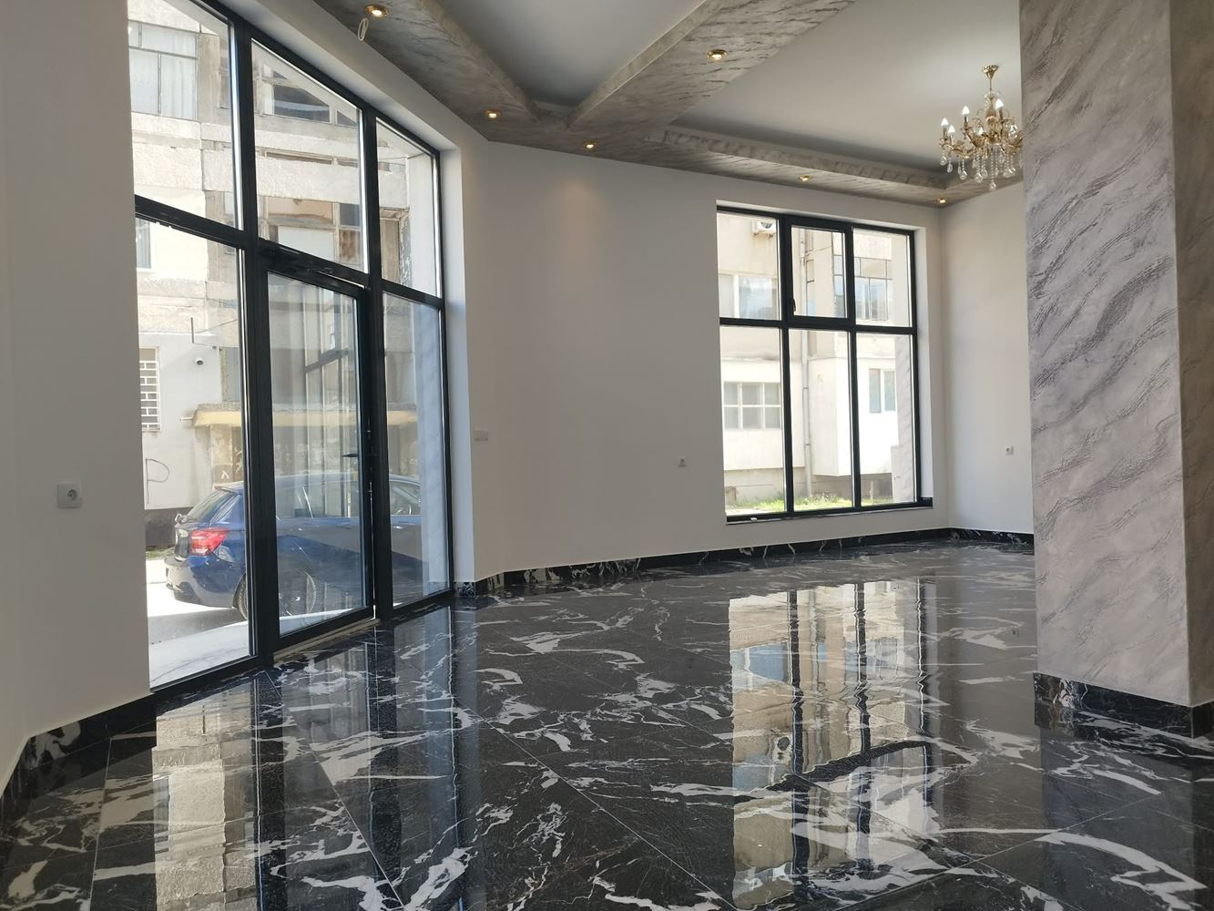 Ново, ъглово помещение на партер в кв. Българка, с големи витрини - 0