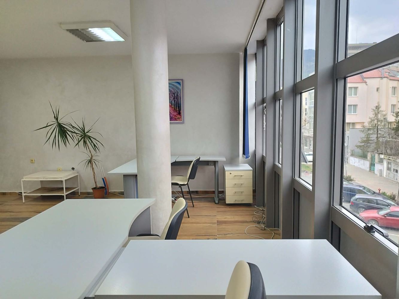 бул. Хаджи Димитър, Дава се под наем напълно обзаведен офис в офис сграда - 0