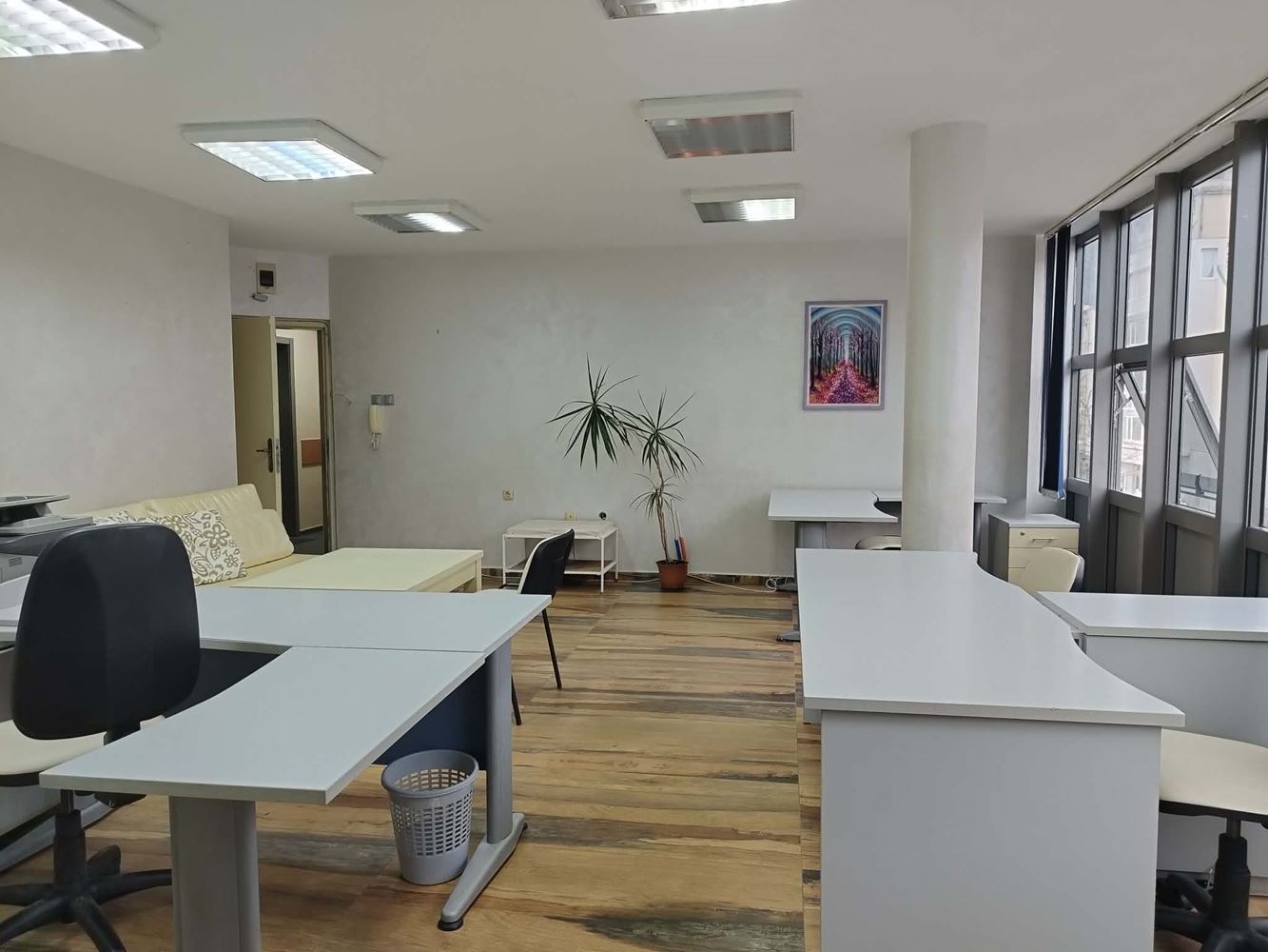 бул. Хаджи Димитър, Напълно обзаведен и ремотиран офис в офис сграда - 0