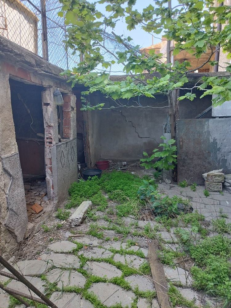 кв. ”КЛУЦОХОР” - продава тухлена къща с двор - 0