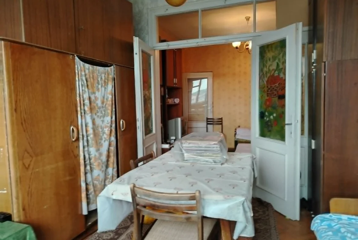 Largo, Zweizimmerwohnung mit hervorragendem Potenzial an der Hauptstraße und herrlichem Panoramablick