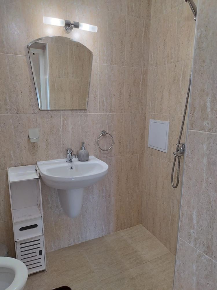 Център, Тухлена гарсониера с ТЕЦ, две самостоятелни стаи, след ремонт, обзаведена, ет.2, асансьор - 0