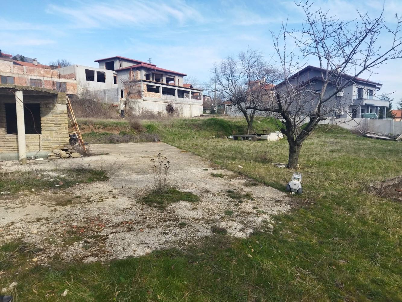Два парцела за жилищно строителство в м. Хисарлъка - ток, вода и удобен достъп - 0