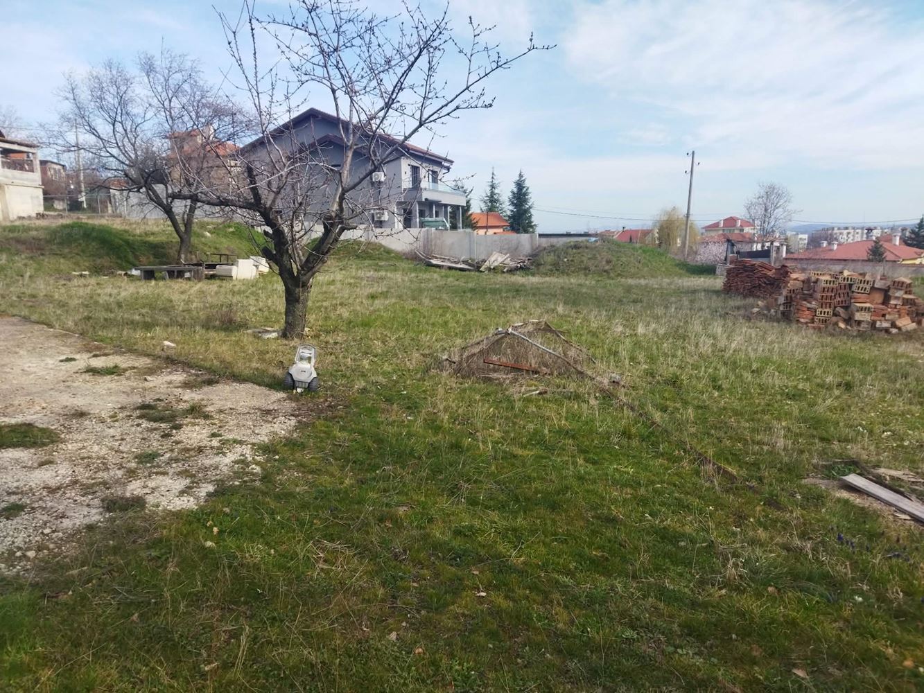 Два парцела за жилищно строителство в м. Хисарлъка - ток, вода и удобен достъп - 0