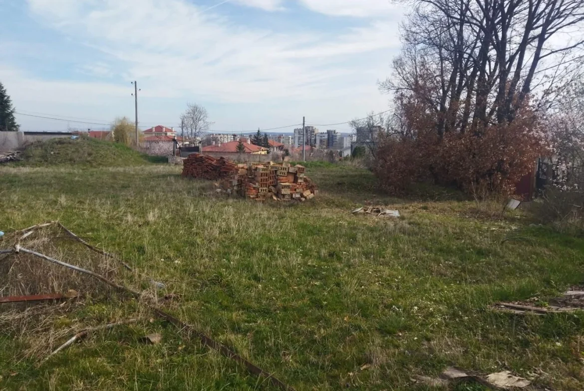 Два парцела за жилищно строителство в м. Хисарлъка – ток, вода и удобен достъп
