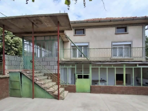 с. Ковачите, масивна тухлена къща на 2 етажа, двор 1800кв.м., овошки, гараж, лятна кухня и др. - 0