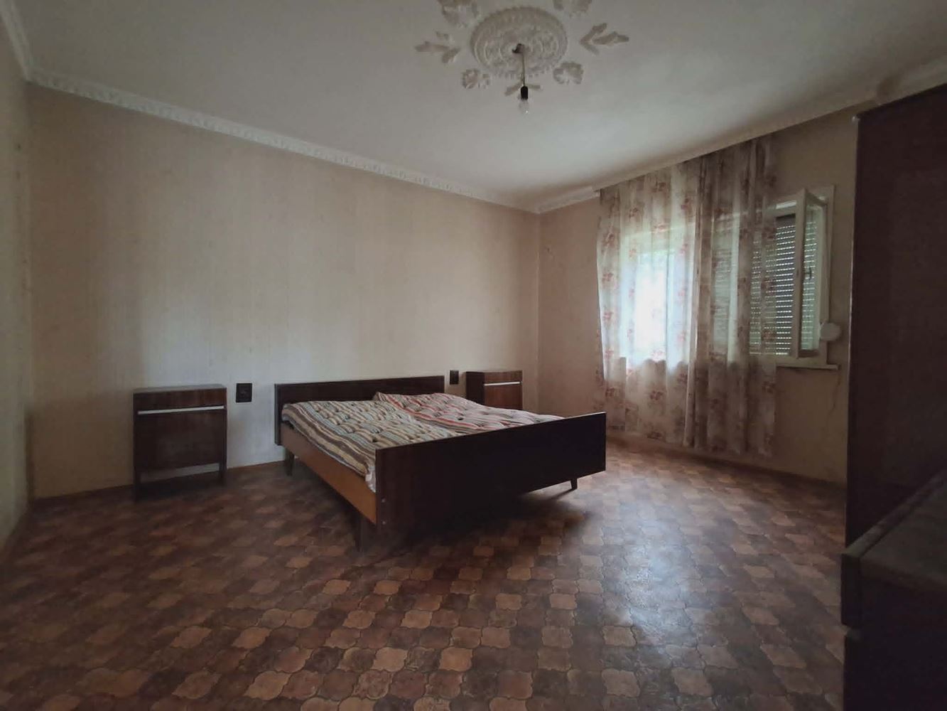 с. Ковачите, масивна тухлена къща на 2 етажа, двор 1800кв.м., овошки, гараж, лятна кухня и др.-0 с. Ковачите, масивна тухлена къща на 2 етажа, двор 1800кв.м., овошки, гараж, лятна кухня и др. - 0