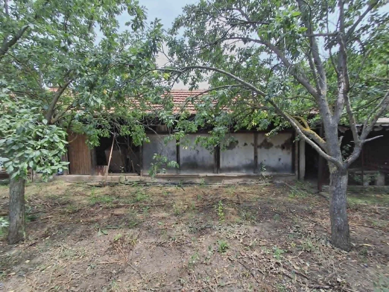 Dorf Kovachite, massives zweistöckiges Backsteinhaus, Grundstück 1800 m², Obstbäume, Garage, Sommerküche u. a. – 0 Dorf Kovachite, massives zweistöckiges Backsteinhaus, Grundstück 1800 m², Obstbäume, Garage, Sommerküche u. a. – 0