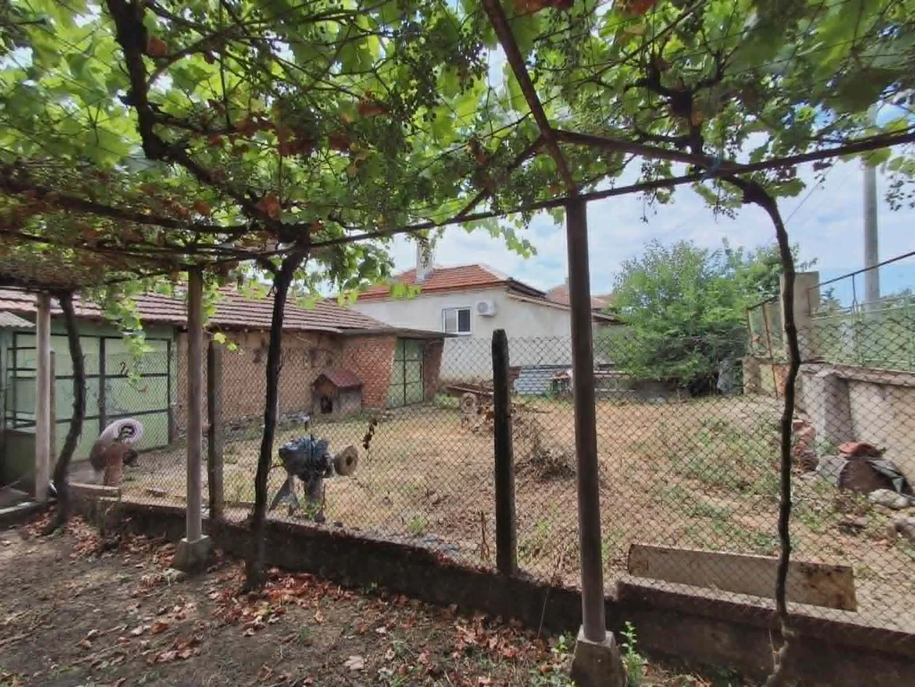 Dorf Kovachite, massives zweistöckiges Backsteinhaus, Grundstück 1800 m², Obstbäume, Garage, Sommerküche u. a. – 0 Dorf Kovachite, massives zweistöckiges Backsteinhaus, Grundstück 1800 m², Obstbäume, Garage, Sommerküche u. a. – 0