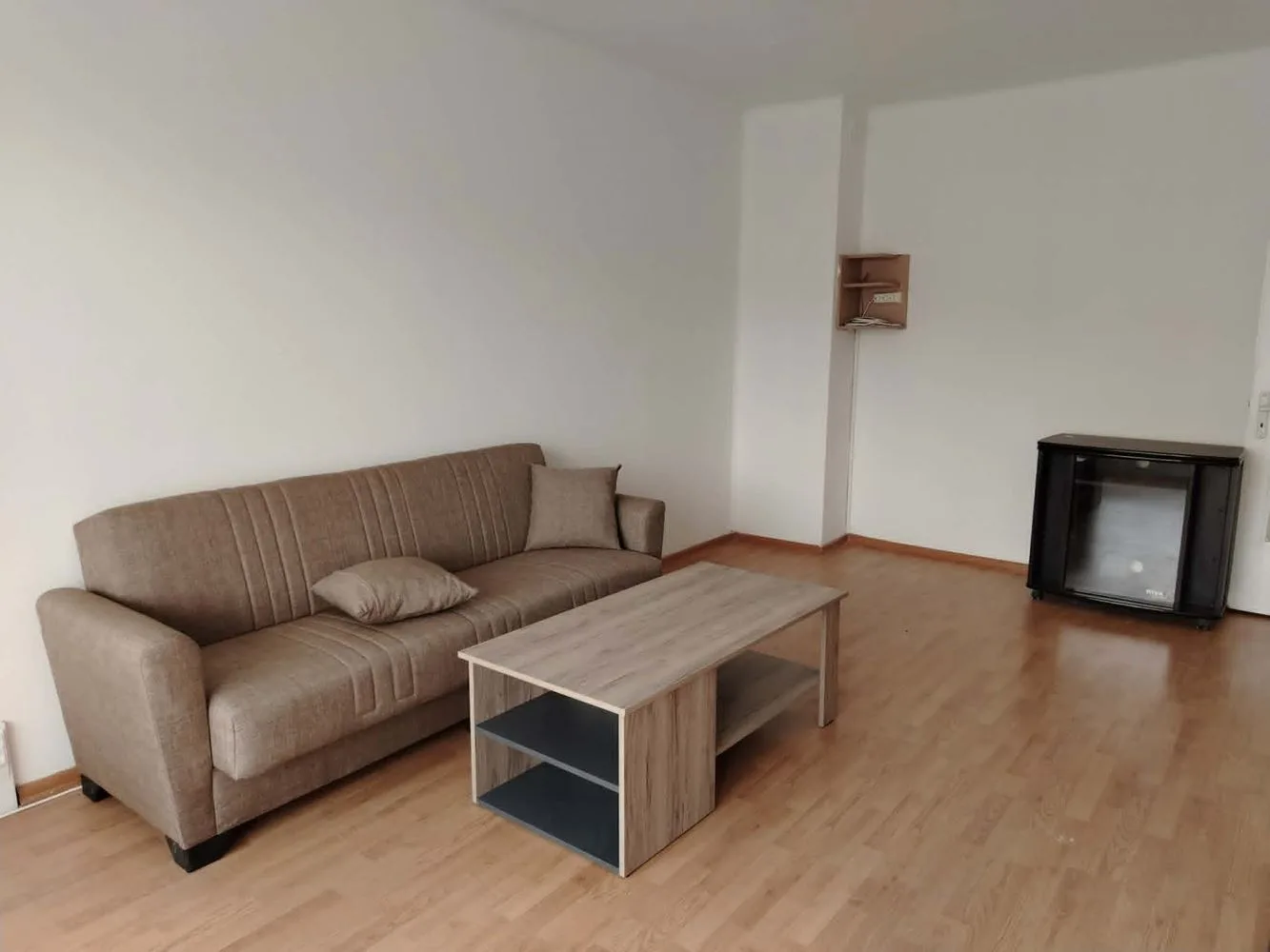 Zu verkaufen: Zweizimmer-Plattenbauwohnung mit Zentralheizung – Stadtteil Stoyan Zaimov-0 Продава се двустаен панелен апартамент с ТЕЦ - кв. Стоян Заимов - 0
