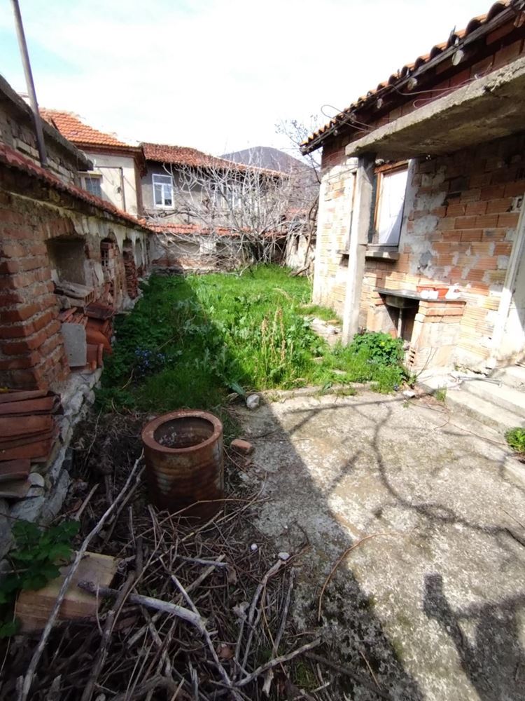 кв. ”Клуцохор” - продава къща с двор, ниската част - 0