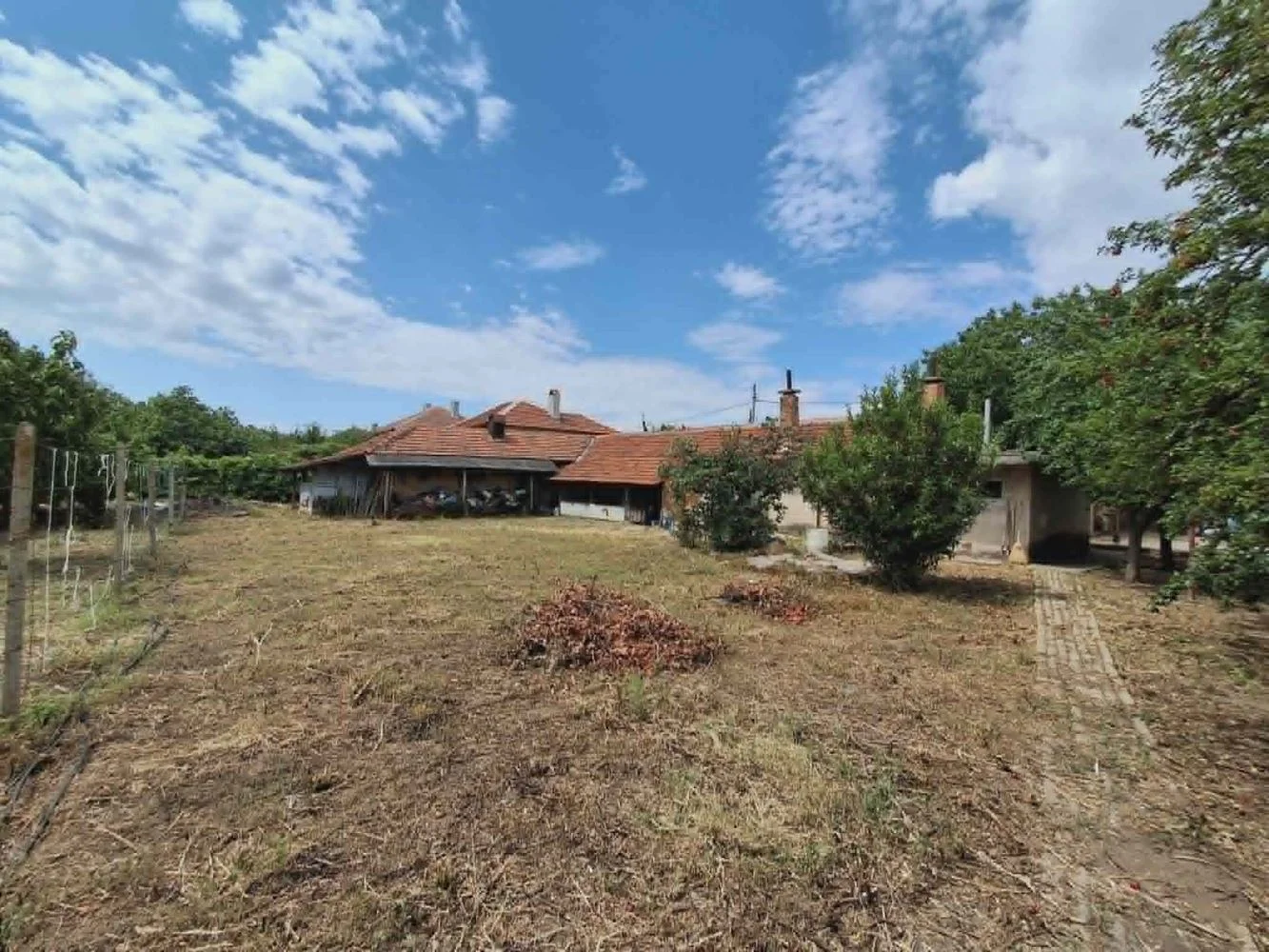 Dorf Kovachite, massives zweistöckiges Backsteinhaus, Grundstück 1800 m², Obstbäume, Garage, Sommerküche u. a. – 0 Dorf Kovachite, massives zweistöckiges Backsteinhaus, Grundstück 1800 m², Obstbäume, Garage, Sommerküche u. a. – 0