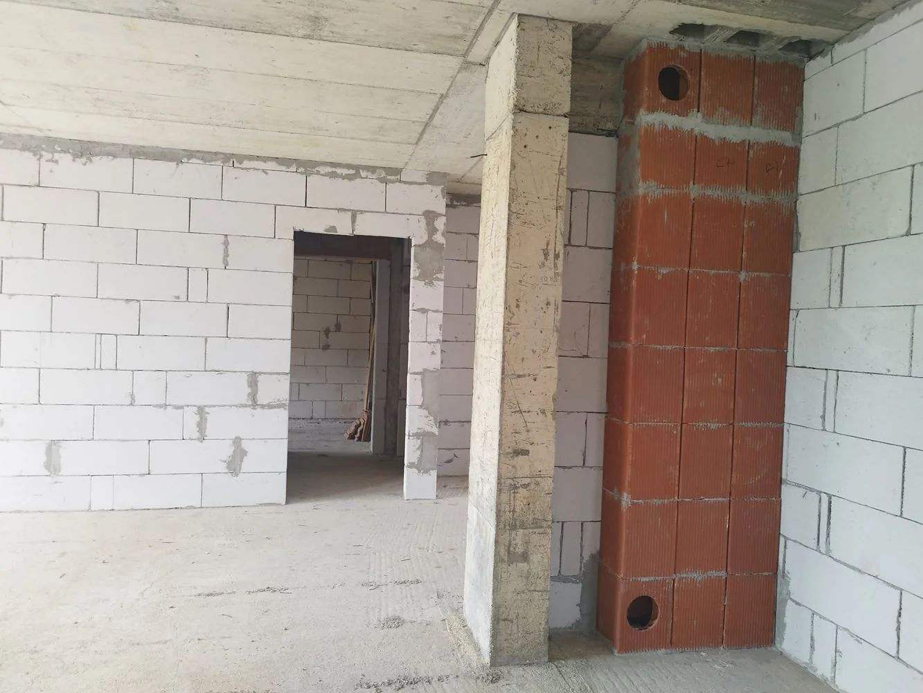 Stadtteil „Druzhba“ – massives, neues Wohngebäude mit drei Stockwerken – 0 Stadtteil „Druzhba“ – massives, neues Wohngebäude mit drei Stockwerken – 0