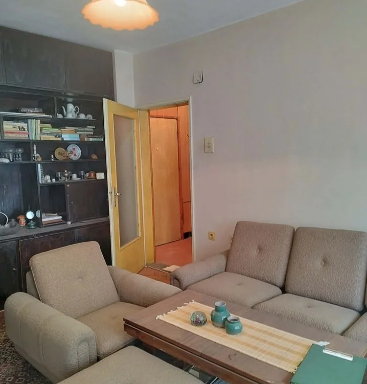 Zweiseitig, Südlage, Ziegelbau im 2. Stock, mit dazugehörigem Dachboden, Keller und Garage