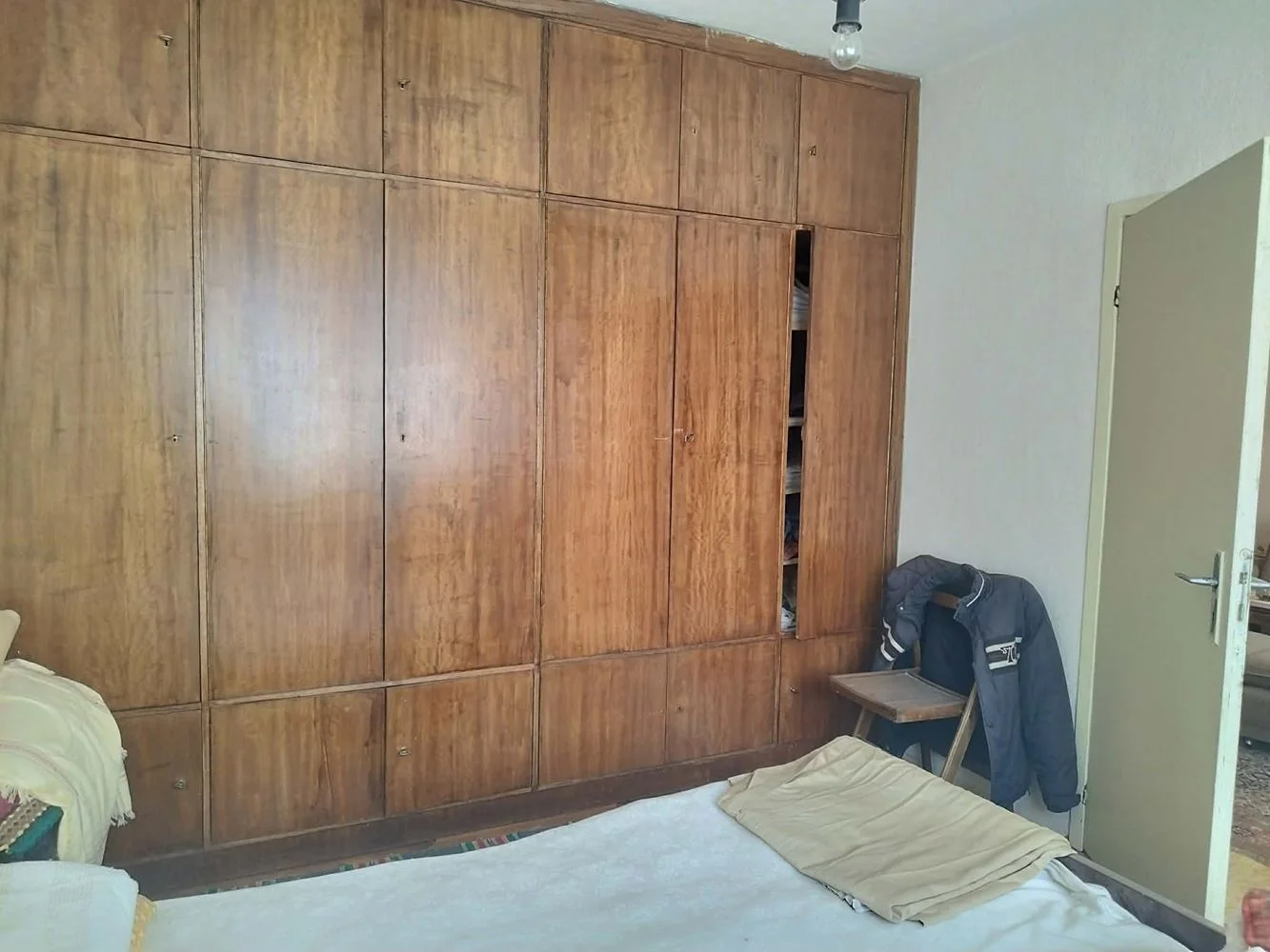 Zweiseitig, nach Süden ausgerichtet, Ziegelbau im 2. Stock, mit dazugehörigem Dachboden, Keller und Garage – 0 Zweiseitig, nach Süden ausgerichtet, Backsteinbau im 2. Stock, dazugehöriger Dachboden, Keller, Garage – 0