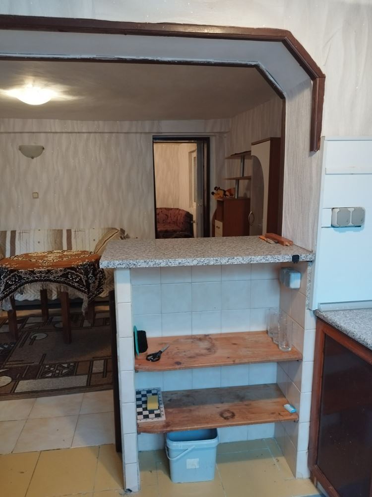 До Пазара,3-та поликлиника и 2 ро основно училище ,тухлена къща с 4 стаи ,склад,малък двор-0 До Пазара,3-та поликлиника и 2 ро основно училище ,тухлена къща с 4 стаи ,склад,малък двор - 0
